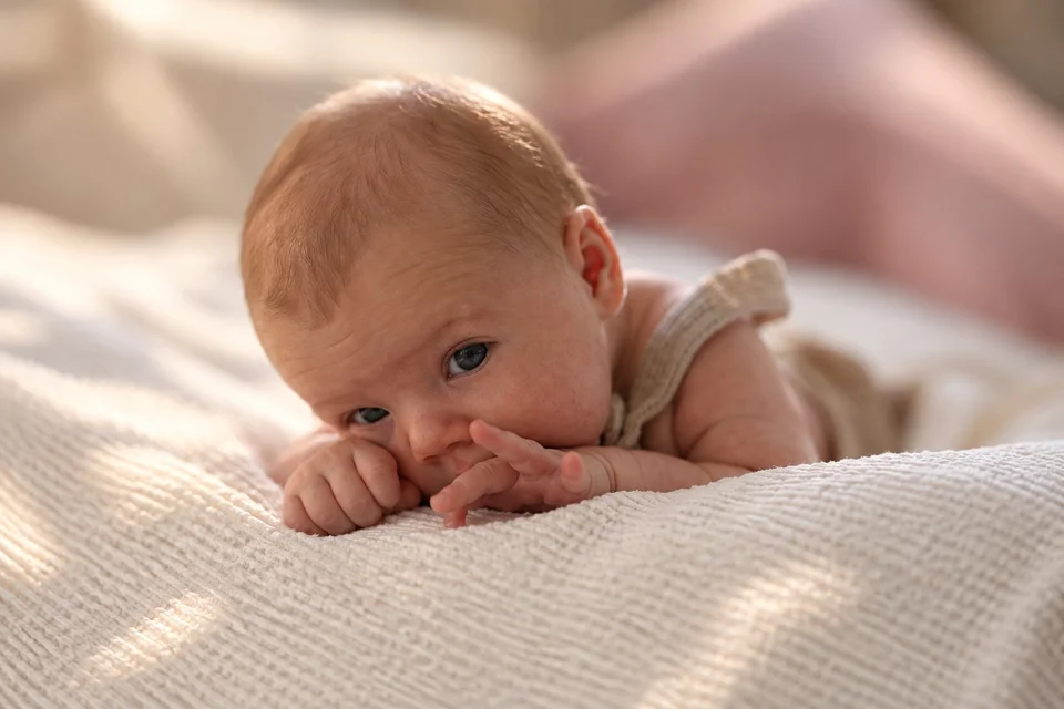 Wacher Babymoment auf einer weichen Decke