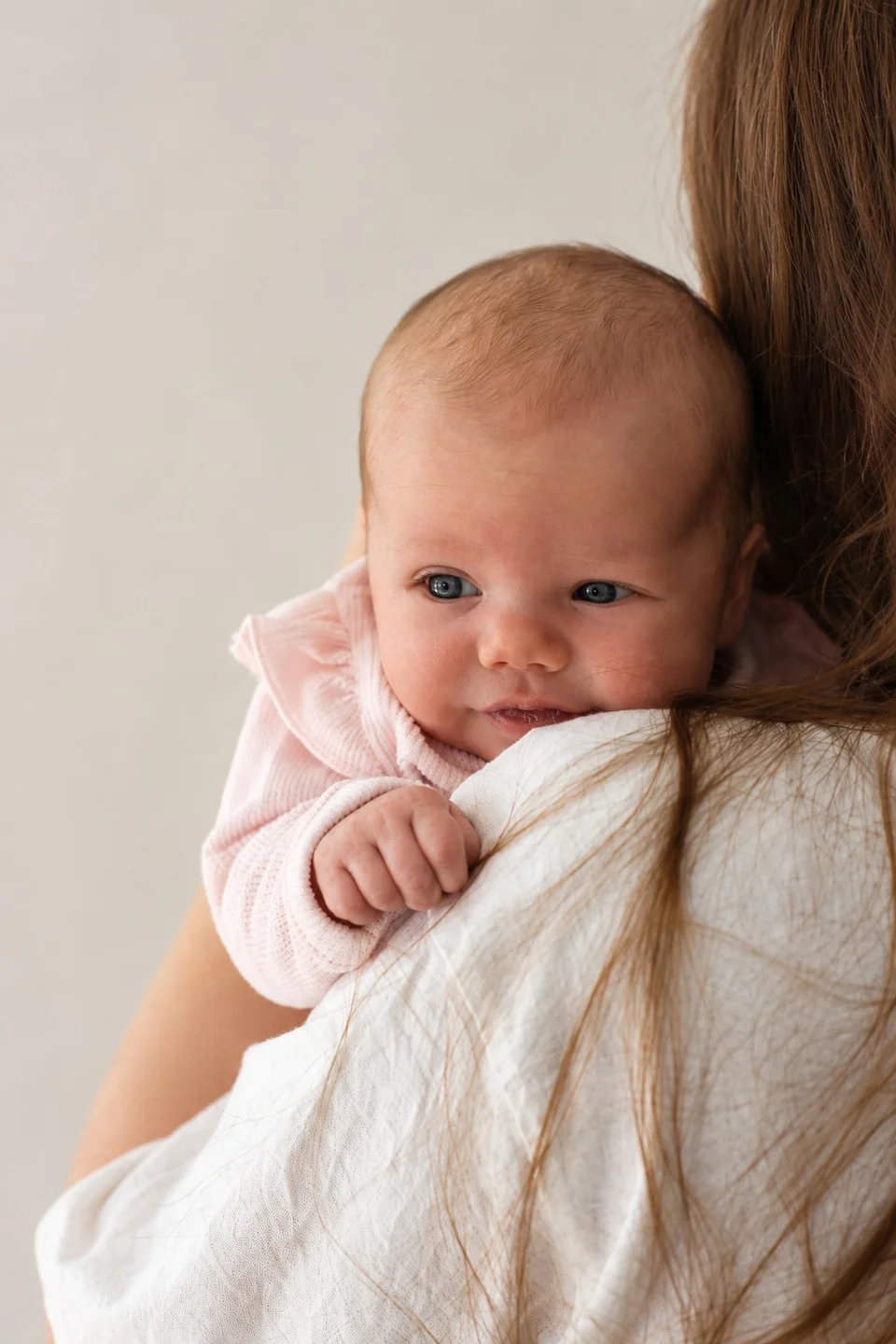 Ein neugieriger Blick über Mamas Schulter